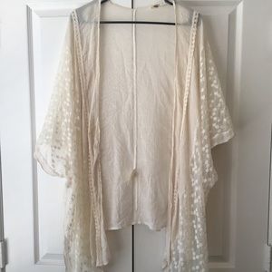 Beautiful Kimono with lace and flower details 🌸